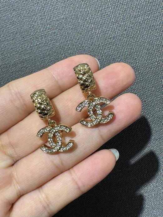 香奈儿 25早春金色菱格纹水钻双C耳钩（XTY） 商品图1