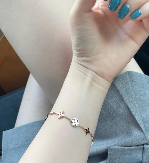 驴家  镀18K玫瑰金 7个经典小花图案拼接而成  手链（XTY） 商品图4