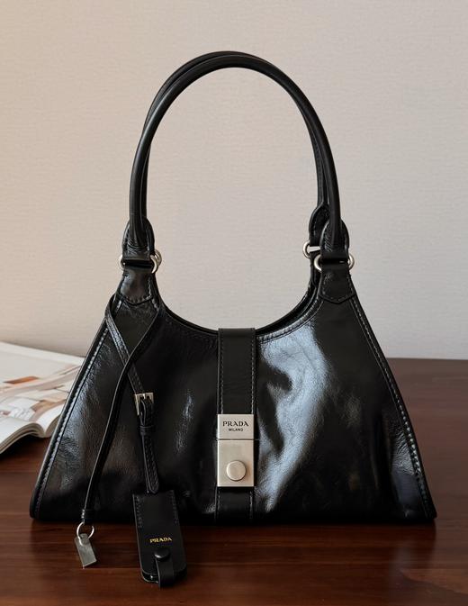 普拉达 厂单  25SS 走秀款油蜡皮托特包 锁扣（MM） 商品图2