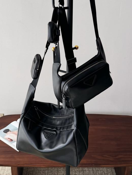 普拉达  Napa牛皮 黑武士男士斜挎包！，So Black酷黑系列（MM） 商品图1