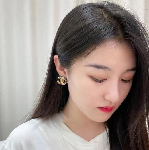 香奈儿 漫画亚克力双C大耳钉（XJ） 商品图7