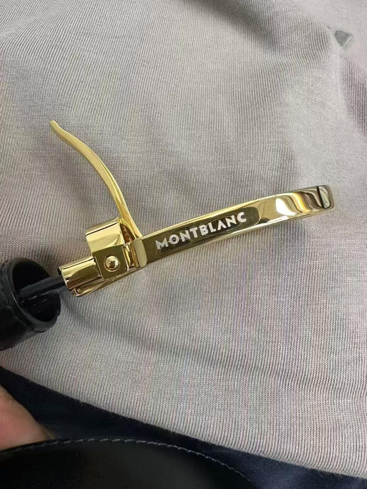 原单正品万宝龙  休闲皮带
3.0宽度  长1.2米   自由裁剪 和专柜唯一的区别是没有原包装 
保真 省两三千
金色 黑色 商品图12