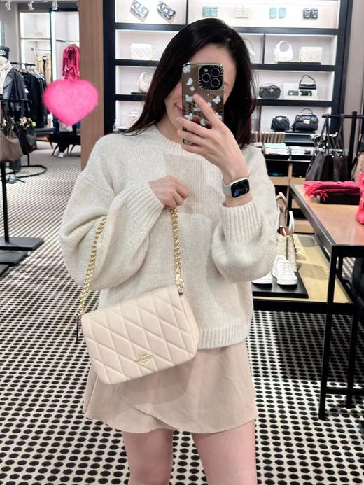 蔻驰的包包设计越发有自己的风格。尤其是今天这款Quinn Bag 链条包（SS) 商品图6