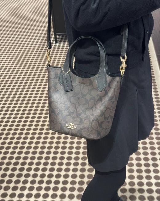 蔻驰   四月新品系列小水桶 手提包 腋下包 单肩包 （SS） 商品图13