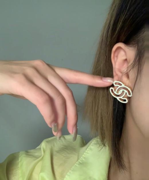 香奈儿 漫画镂空C耳钉白色（XTY） 商品图1