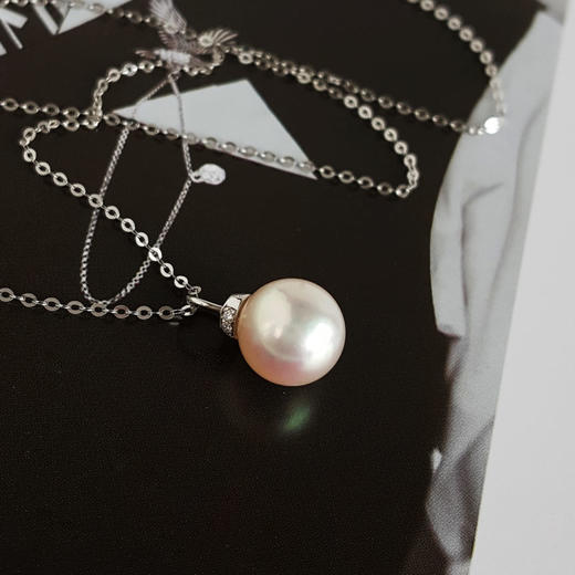 【天然正品】AU750精品白金镶钻镶天然约8.8MM近无暇正圆akoya海水珍珠吊坠项链130625NJM02 现售价：980（特价） 商品图3