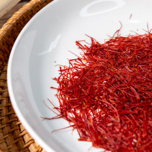 【藏红花】人工采摘 根根只取三花蕊 当季新花 自然晾晒 紧实耐泡 汤色透亮 色香气正 久冲不淡 熬煮味浓 轻奢罐装 送礼佳选 3g/瓶 商品图6