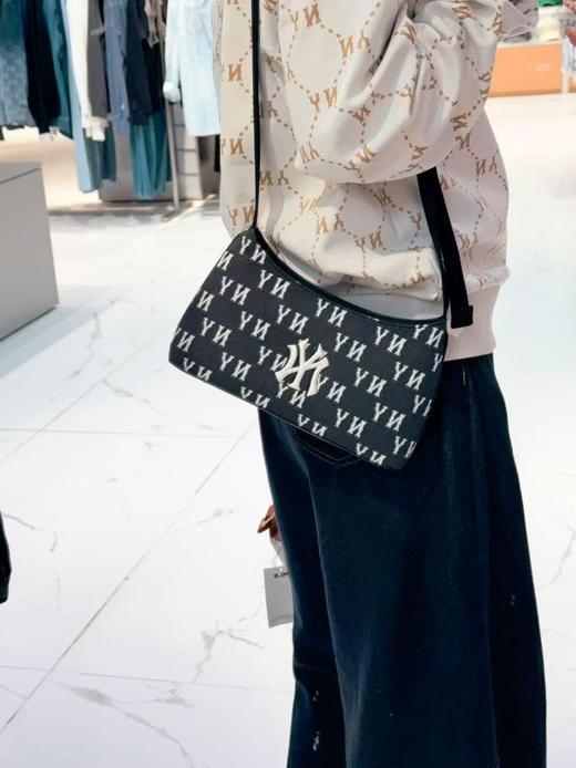 MLB腋下包 出韩国订单 本季这款具有极高辨识度!老花+腋下最时尚组合（SS） 商品图4