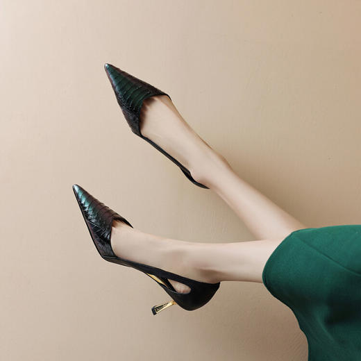 【预售5天】欧美轻奢蛇皮牛皮尖头气质高跟鞋性感浅口镂空电镀金属细跟单鞋女DB&M5605 商品图1