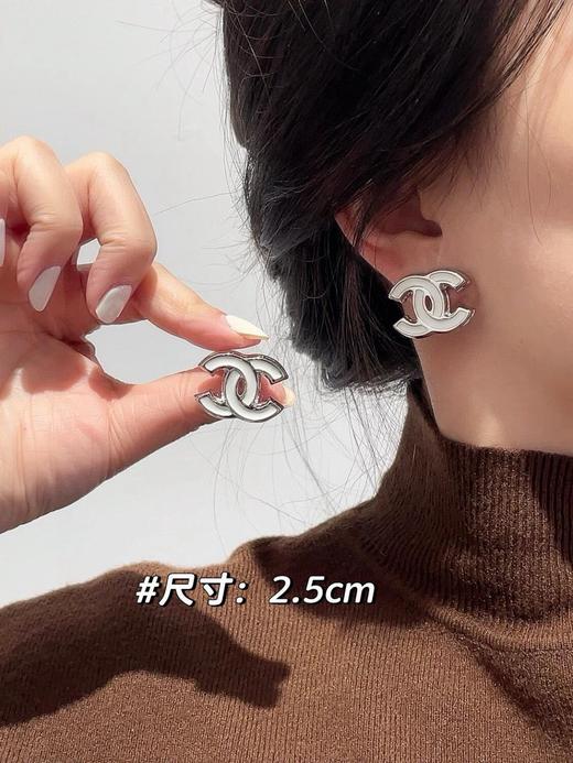 香奈儿 白珐琅银c耳钉（XTY） 商品图5