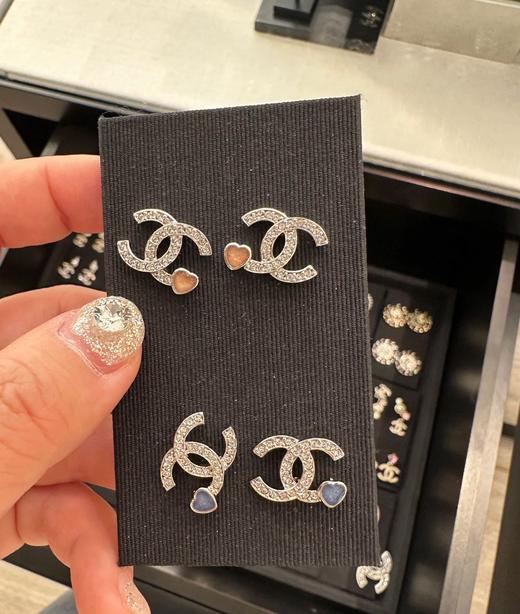 香奈儿 25P新款 小粉/蓝心双c耳钉 （XTY） 商品图0