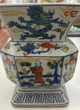 粉彩松柏延年人物配景图尊