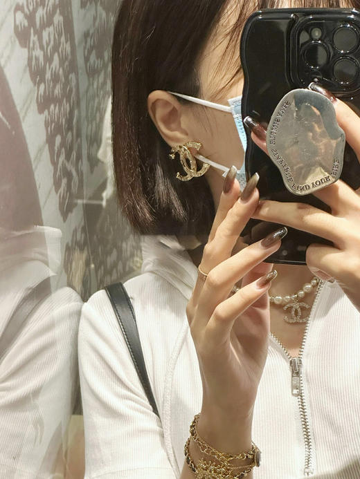 香奈儿  手工坊 浮雕耳钉（XTY） 商品图3