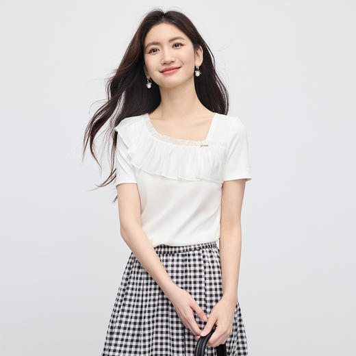 【07/30新品6.5折】熙世界荷叶边斜领白色t恤女短袖2025夏季新款时尚设计感正肩上衣 商品图4
