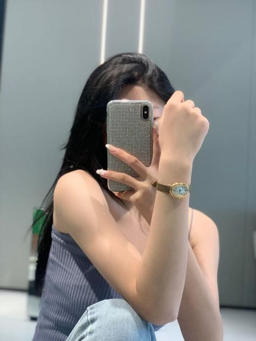 卡地亚又一经典之作 Baignoire浴缸系列腕表 表壳尺寸：32 x 26毫米 厚度：8毫米（WG） 商品图1