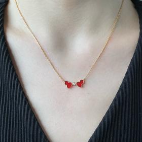 麒麟Qeelin x 黎贝卡 V金材质 红玛瑙双葫芦项链，简约的线条刻画Wulu优美的形态（XTY）