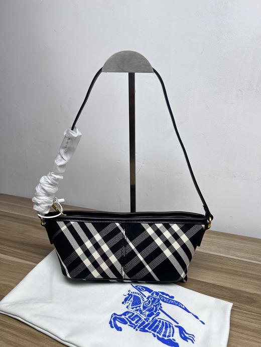 巴宝莉 经典之作系列，以鲜明品牌风格诠释衣橱必备款式小饭盒包(MM) 商品图2