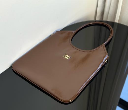 缪缪 25新品漆皮托特包 迷你/小号可选（MM） 商品图3
