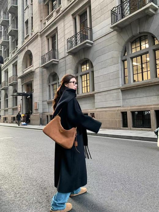 普拉达 24秋冬款麂皮腋下包，这里要强调一点 颜色，柜子出的是两个色 一个深一个浅色(MM) 商品图3