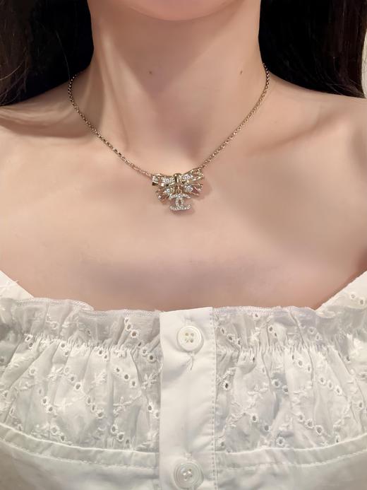 香奈儿 24B新款蝴蝶结吊双C项链（XTY） 商品图1