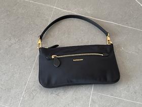 巴宝莉 最新款尼龙腋下包 (MM)