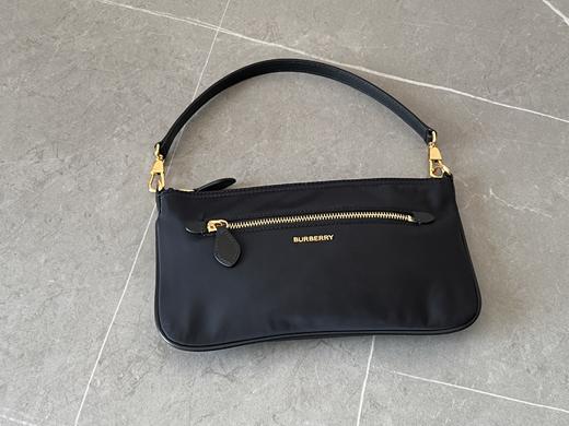 巴宝莉 最新款尼龙腋下包 (MM) 商品图0