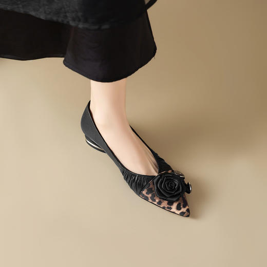 【预售5天】尖头浅口时尚山茶花低跟鞋，百搭性感豹纹拼接单鞋YS&0388 商品图1