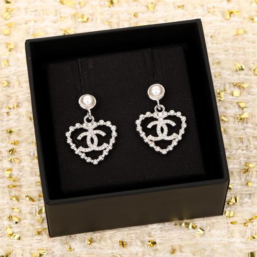 香奈儿 珍珠吊镂空爱心耳环（XTY） 商品图0