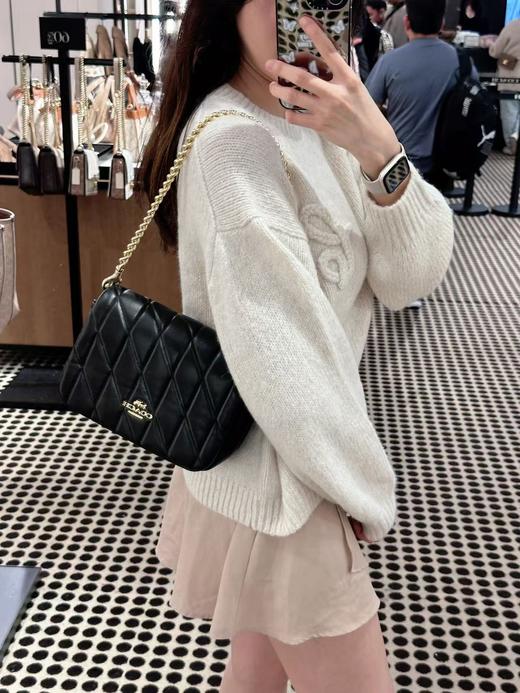 蔻驰的包包设计越发有自己的风格。尤其是今天这款Quinn Bag 链条包（SS) 商品图9