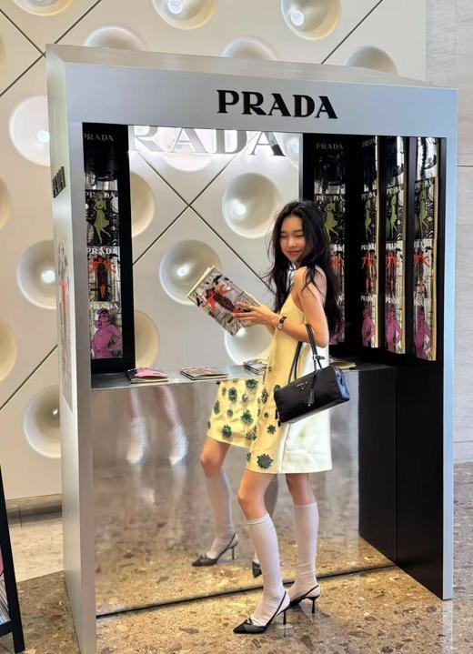 普拉达 25春季款 尼龙枕头腋下包  侧面带挂锁的，可以锁住拉牌 用钥匙才能打开(MM) 商品图3