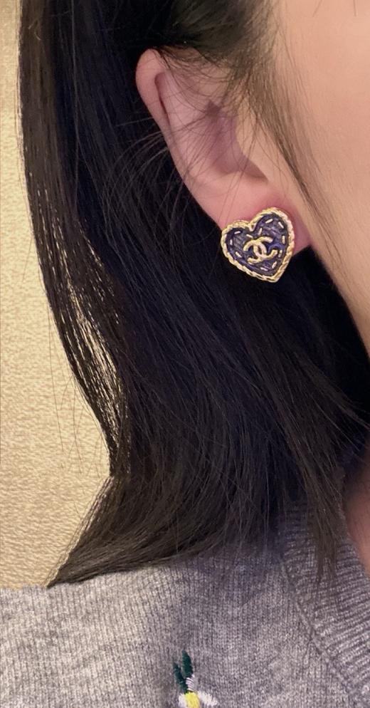 香奈儿  24春夏最新款  香小号仿牛仔爱心耳钉 （XTY） 商品图8