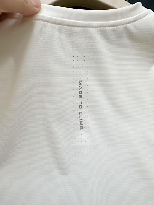 点此购买 凯乐石FUGA系列男士户外登山徒步速干凉感防晒透气T恤 LL 323734 商品图13