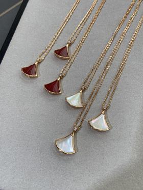 宝格丽 新款裙子项链 现货不多 通体V金材质配天然玉髓深海蝶贝！（XK）