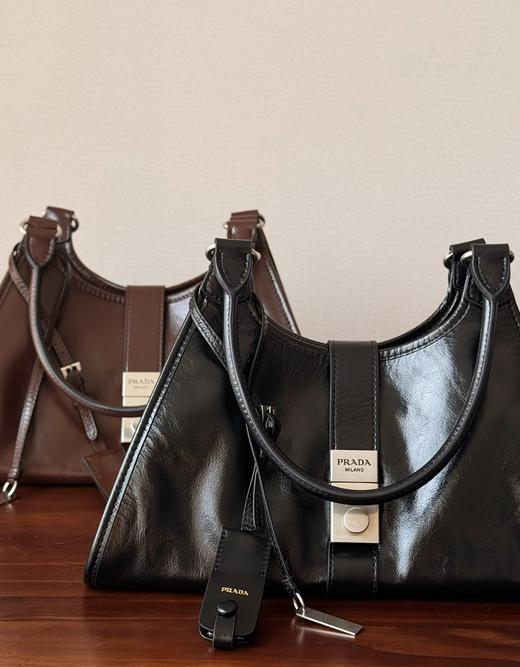 普拉达 厂单  25SS 走秀款油蜡皮托特包 锁扣（MM） 商品图9