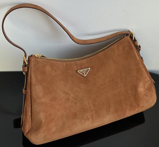 普拉达 24秋冬款麂皮腋下包，这里要强调一点 颜色，柜子出的是两个色 一个深一个浅色(MM) 商品图1