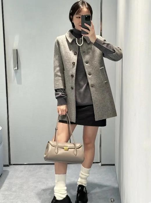 缪缪 2024 秋冬系列全新登场！新款方形锁扣翻盖包（LZ) 商品图9