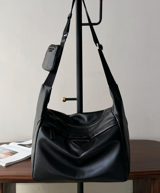 普拉达  Napa牛皮 黑武士男士斜挎包！，So Black酷黑系列（MM） 商品图3