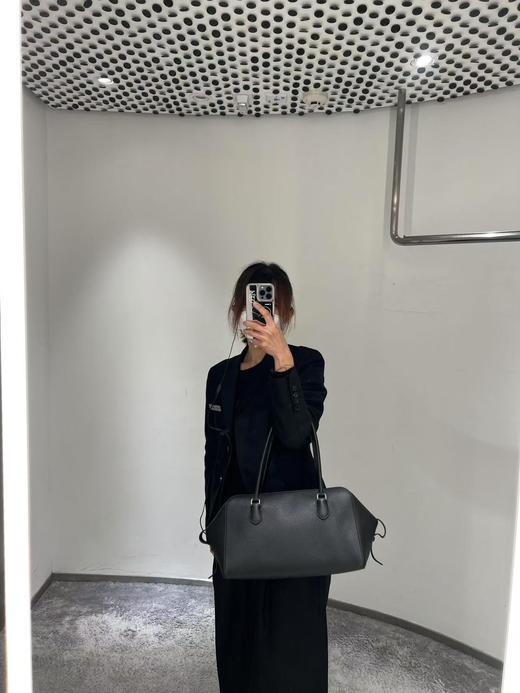 The Row EW 保龄球包，黑色灰色(MM) 商品图6