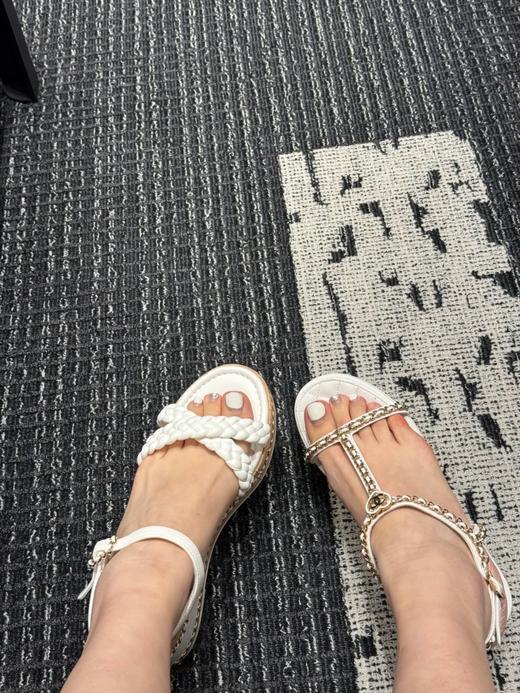 香奈儿秀款双C爱心扣金属链条凉鞋（DBG） 商品图8