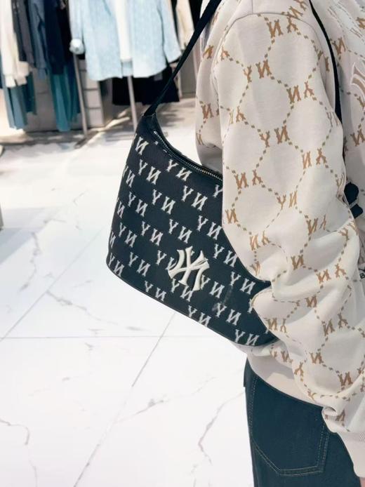 MLB腋下包 出韩国订单 本季这款具有极高辨识度!老花+腋下最时尚组合（SS） 商品图5