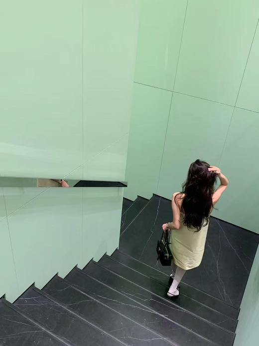 普拉达 25春季款 尼龙枕头腋下包  侧面带挂锁的，可以锁住拉牌 用钥匙才能打开(MM) 商品图11