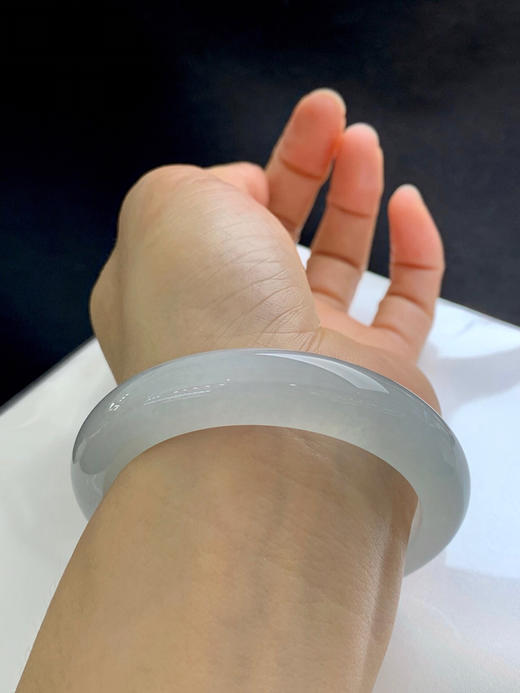 620415，55.7圈口，冰晴正圈平安镯，淡淡晴水底色，种老水足，冰透起光 商品图5