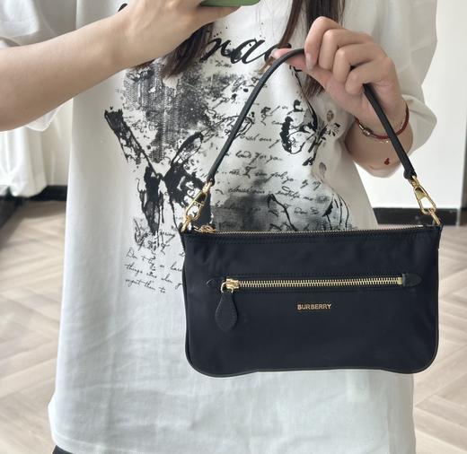 巴宝莉 最新款尼龙腋下包 (MM) 商品图2