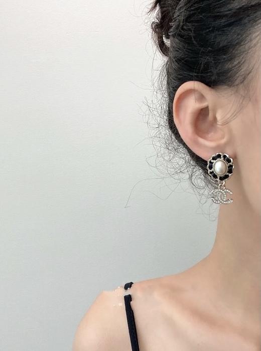 香奈儿 链条皮耳钉 纯手工穿皮，施华洛珍珠+水晶，五金链条侧面边缘手工抛光，非常的光亮 (XTY) 商品图3