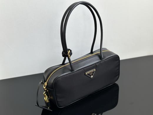 普拉达 25春季款 尼龙枕头腋下包  侧面带挂锁的，可以锁住拉牌 用钥匙才能打开(MM) 商品图1