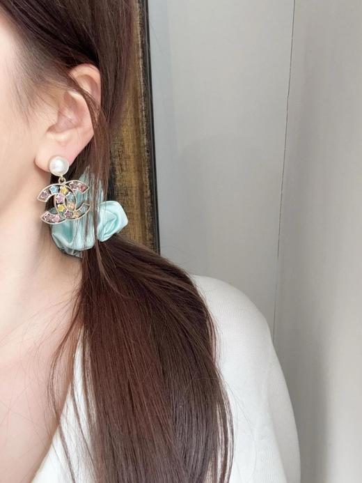 香奈儿 25春夏最新款绝美系列 香白珠吊彩星c耳钉（XTY） 商品图5