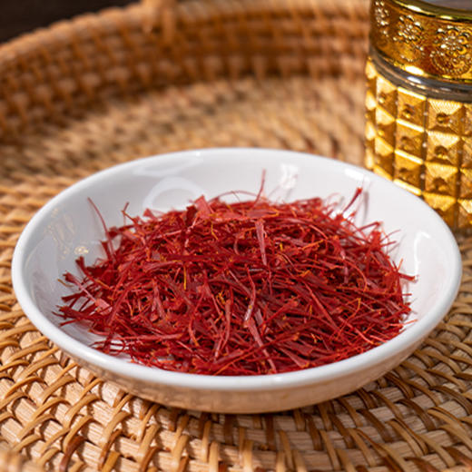 【藏红花】人工采摘 根根只取三花蕊 当季新花 自然晾晒 紧实耐泡 汤色透亮 色香气正 久冲不淡 熬煮味浓 轻奢罐装 送礼佳选 3g/瓶 商品图4