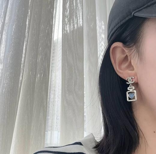 香奈儿 双c吊蓝心香水瓶耳钉（XTY） 商品图1