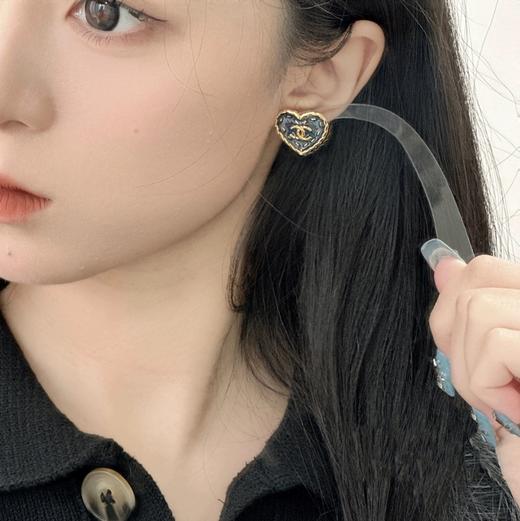 香奈儿  24春夏最新款  香小号仿牛仔爱心耳钉 （XTY） 商品图1