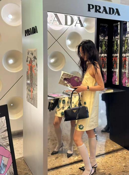 普拉达 25春季款 尼龙枕头腋下包  侧面带挂锁的，可以锁住拉牌 用钥匙才能打开(MM) 商品图2